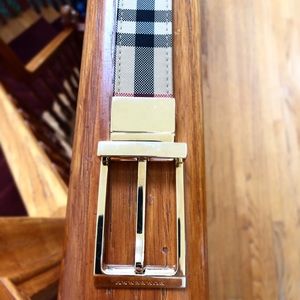 Gold reversible Burberry unisex belt